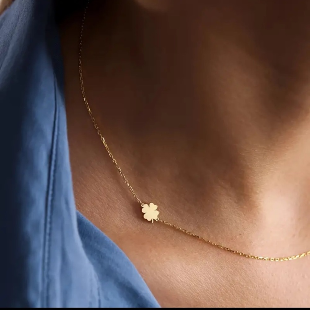 BOGO! Dainty 4 leaf clover Necklace in Gold - Boutique NEW - Picture 2 of 7